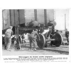 13841	 WWII press photo print	 Güterwaggons der Sowjets werden umgespurt	 Russia 1942, Serie 1503d	