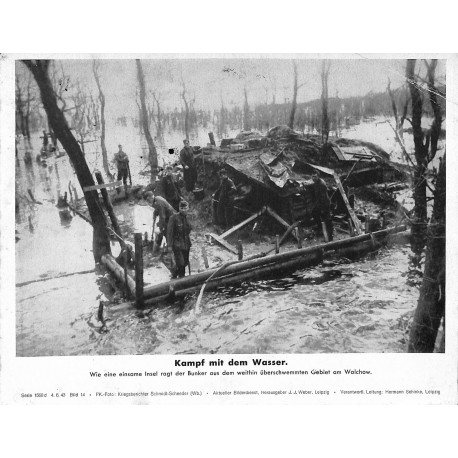 13865	 WWII press photo print	 Kampf am Wasser	 1943, Serie 1568d		